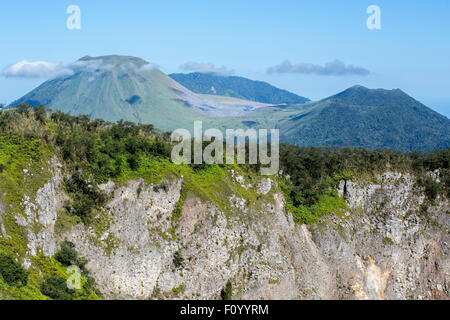 Die Caldera des Vulkans Mahawu auf der Insel Sulawesi in Indonesien hat einen kleinen Krater See. Dieser Teil des westlichen Pazifik ha Stockfoto