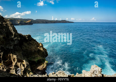 Küste bei Nusa Penida Island in der Nähe von Pasih Uug (Broken Beach), Bali Indonesien Stockfoto