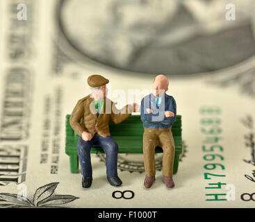 Rentner auf einer Bank, Dollarnote hinter symbolisches Bild für Rente, private und staatliche Rente Stockfoto