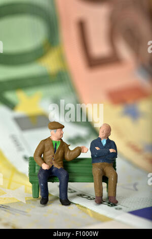 Rentner auf einer Bank, Euro-Banknoten hinter symbolisches Bild Pension, private und staatliche Rente Stockfoto
