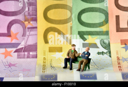 Rentner auf einer Bank, Euro-Banknoten hinter symbolisches Bild Pension, private und staatliche Rente Stockfoto