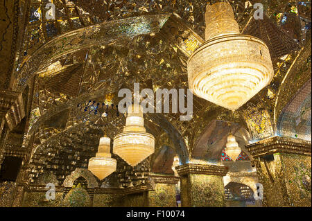 Decke der Gebetssaal mit Kronleuchtern, Shah Cheragh-Mausoleum und Moschee, Hotel, Shiraz, Iran Stockfoto