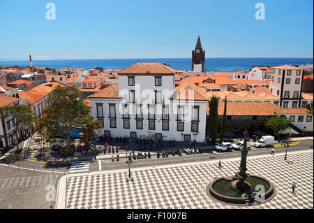 Blick auf den Rathausplatz und die Sé Catedral de Nossa Senhora da Assunção, Kathedrale, Funchal, Madeira, Portugal Stockfoto