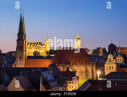 St. Sebaldus-Kirche und Kaiserburg mit Sinwellturm Turm, Sebalder Altstadt, Nürnberg, Mittelfranken, Franken Stockfoto