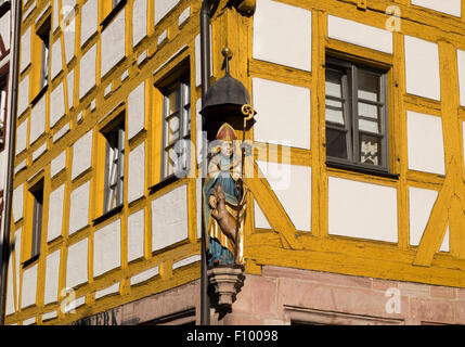 Abbildung Saint Giles auf ein altes Fachwerkhaus in der Weißgerbergasse, Sebalder Altstadt, Nürnberg, Mittelfranken Stockfoto