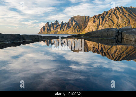 Spiegelbild im Wasser mit Tungeneset, Gebiss des Teufels, Okshornan Gebirge, Senja, Troms, Norwegen Stockfoto