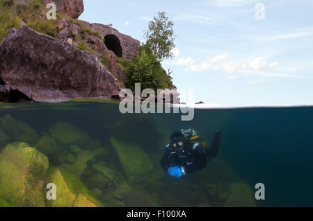 Der Baikalsee, Sibirien, Russland. 15. Oktober 2014. Taucher Tauchgänge auf Schiene Tunnel, Baikalsee, Sibirien, Russland, Eurasien. © Andrey Nekrassow/ZUMA Wire/ZUMAPRESS.com/Alamy Live-Nachrichten Stockfoto