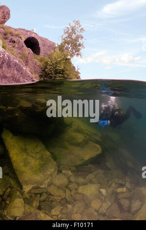 Der Baikalsee, Sibirien, Russland. 15. Oktober 2014. Taucher Tauchgänge auf Schiene Tunnel, Baikalsee, Sibirien, Russland, Eurasien. © Andrey Nekrassow/ZUMA Wire/ZUMAPRESS.com/Alamy Live-Nachrichten Stockfoto