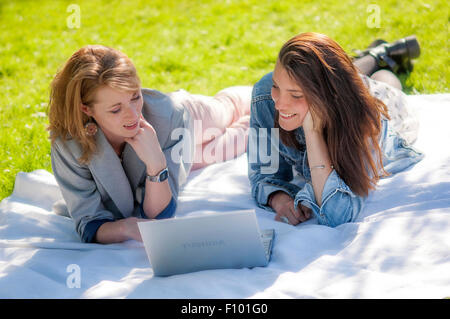 FRAU MIT COMPUTER Stockfoto