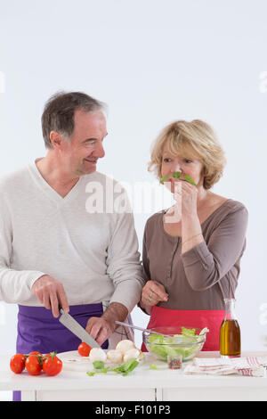 PAAR IN DER KÜCHE Stockfoto