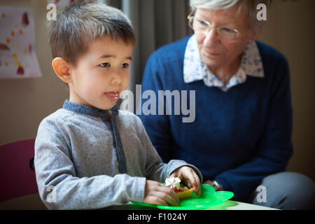 BEZIEHUNG ZWISCHEN DEN GENERATIONEN Stockfoto