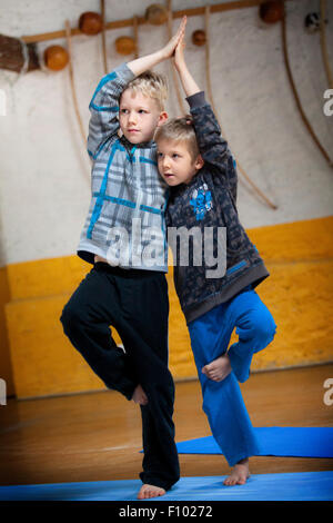 KINDER ÜBEN YOGA Stockfoto