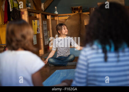 KINDER ÜBEN YOGA Stockfoto