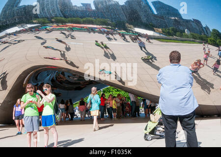 Cloud Gate, oder die Bohne von Anish Kapoor im Millennium Park, Chicago. Stockfoto