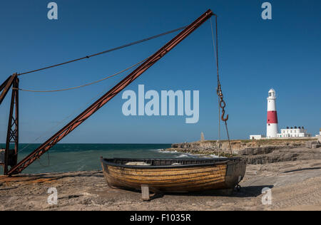 Die rote Kran zum Abtragen und wieder Fischerboote an der Portland Bill Dorset England UK Stockfoto