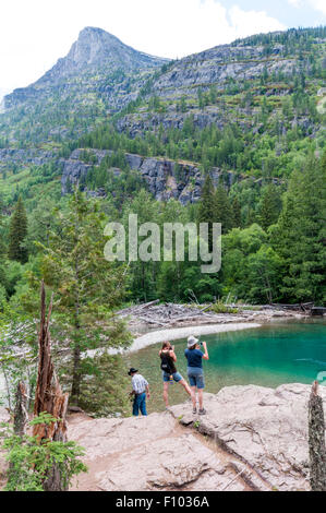 Touristen fotografieren McDonald Creek bei Red Rocks im Glacier National Park, Montana. Stockfoto