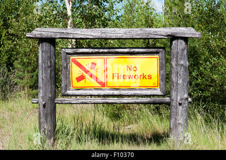 Ein Nein Feuerwerk Zeichen neben einer Straße durch Wald in Montana, USA. Stockfoto