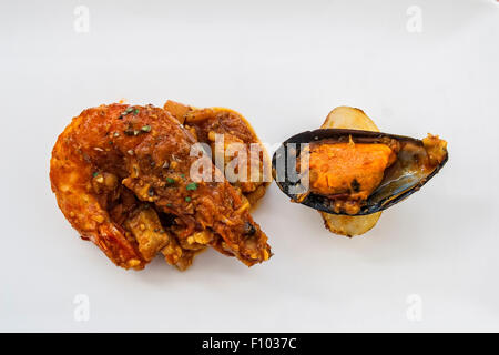 Gebratene Garnelen und Muscheln, isoliert auf weiss Stockfoto