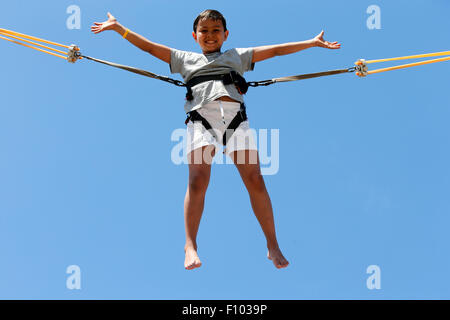 KINDER SPIELEN IM FREIEN Stockfoto