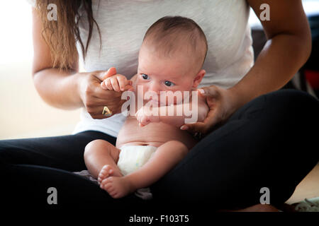 SÄUGLING MASSIERT Stockfoto