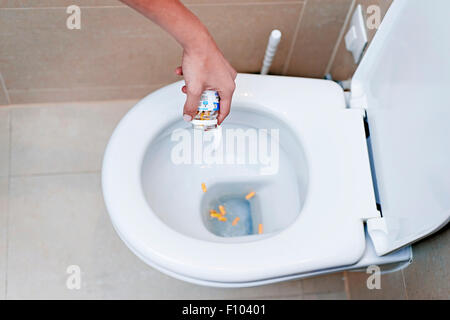 FRAU MIT MEDIKAMENTEN Stockfoto