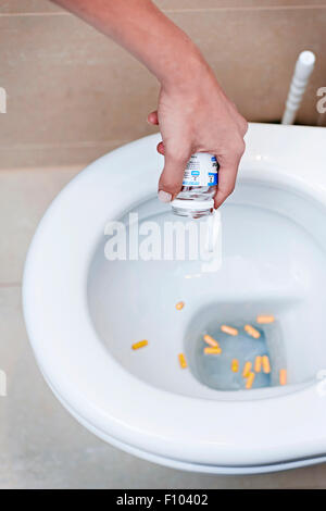 FRAU MIT MEDIKAMENTEN Stockfoto