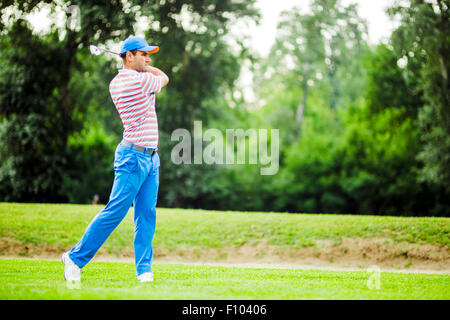 Golfer üben und Konzentration vor und nach dem Schuss an einem schönen sonnigen Tag Stockfoto