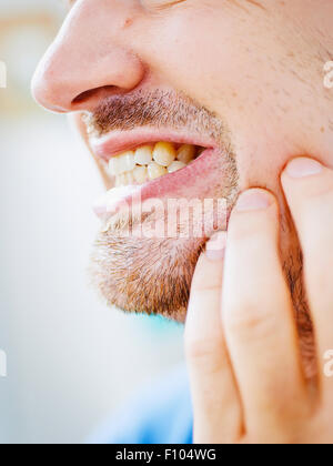 MANN MIT ZAHNSCHMERZEN Stockfoto