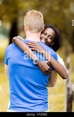 Paar in Liebe umarmt friedlich im Freien und wirklich glücklich zu sein. Gefühl von Sicherheit und Gelassenheit Stockfoto