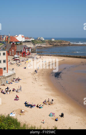 Familien Sommersonne zu genießen, Cullercoats Bay, North Tyneside, England, UK Stockfoto