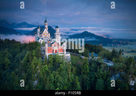 Schloss Neuschwanstein, Deutschland. Renaissance-Palast auf einem schroffen Hügel oberhalb Dorf Hohenschwangau im südwestlichen Bayern, Stockfoto