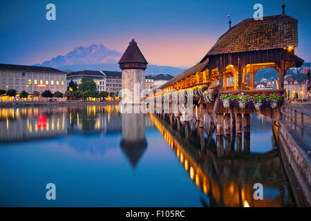 Bild von Luzern während der blauen Dämmerstunde. Stockfoto