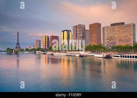 Bild der modernen Architektur in Paris mit dem Eiffelturm im Hintergrund. Stockfoto