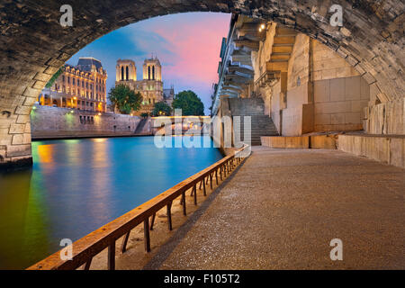 Paris.  Bild der Kathedrale Notre-Dame de Paris und Riverside Seineufer in Paris, Frankreich. Stockfoto