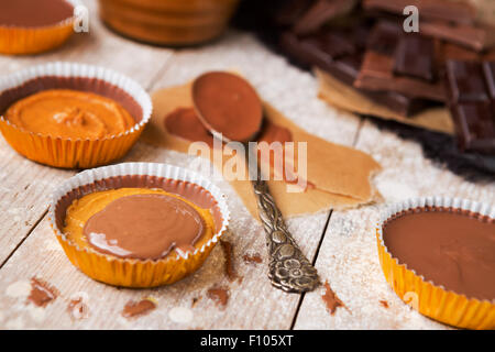 Selbstgemachte Erdnussbutter Tassen auf einem rustikalen Holztisch. Stockfoto