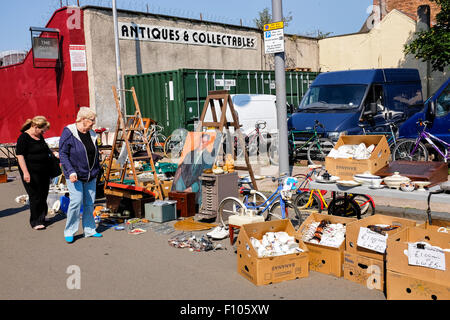 Trödel zu verkaufen und auf der Straße bei der Barras, Glasgows berühmten Straßenmarkt, Schottland, UK Stockfoto