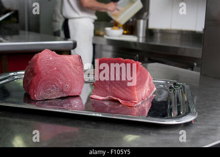 Ziegel der frischen Thunfisch Fleisch auf Teller im Restaurantküche Stockfoto