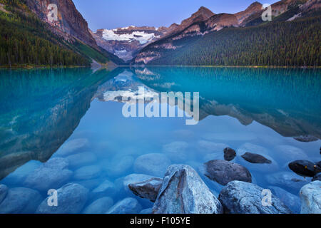 Am schönen Lake Louise im Banff Nationalpark, Kanada. In der Dämmerung fotografiert. Stockfoto