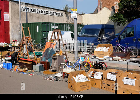 Trödel zu verkaufen und auf der Straße bei der Barras, berühmten Straßenmarkt von Glasgow, Glasgow, Scotland, UK Stockfoto