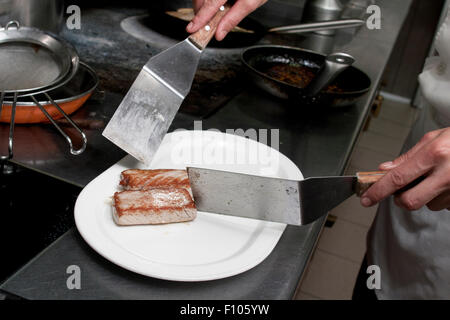 Gebratene Ziegel der Thunfisch Fleisch auf Teller Stockfoto