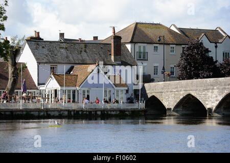 Riverside Speisen im The George Inn, Berka/Werra, New Forest, Hampshire, UK. Stockfoto