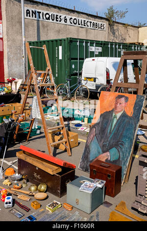 Trödel zu verkaufen und auf der Straße bei der Barras, Glasgows berühmten Straßenmarkt, Schottland, UK Stockfoto