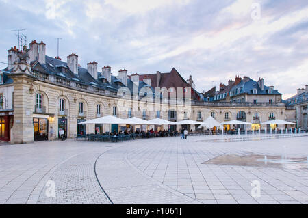 Cafés und Restaurants mit Blick auf den Place De La Libération, Platz der Befreiung, in Dijon-Burgund Stockfoto