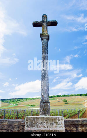 Das Kreuz markiert die Romanée-Conti-Weinberge in Vosne-Romanée, Burgund, Frankreich Stockfoto