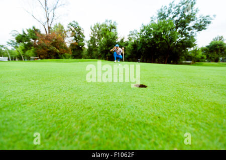 Golfer bereit, bevor die Aufnahme auf dem Putting green Stockfoto