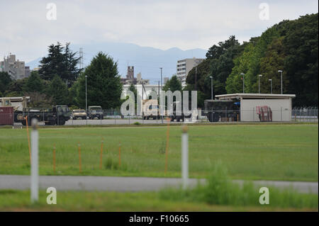 Sagamihara, Japan. 24. August 2015. US Armee Sagami General Depot sieht in Sagamihara, rund 40 Kilometer südwestlich von Tokio, am 24. August 2015. Mehrere Explosionen und ein großes Feuer zerstört ein Lager in der amerikanischen Militärbasis Montag früh, aber es gab keine Berichte über Verletzungen. Bildnachweis: Masahiro Tsurugi/AFLO/Alamy Live-Nachrichten Stockfoto