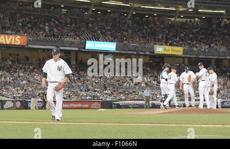 Masahiro Tanaka (Yankees), 21. August 2015 - MLB: Masahiro Tanaka von der New York Yankees geht zurück auf die Trainerbank nach gezogen von Manager Joe Girardi #28 im siebten Inning während der Major League Baseball Spiel gegen die Cleveland Indians im Yankee Stadium in der Bronx, New York, Vereinigte Staaten von Amerika. (Foto: AFLO) Stockfoto