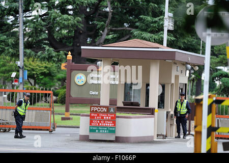 Sagamihara, Japan. 24. August 2015. US Armee Sagami General Depot sieht in Sagamihara, rund 40 Kilometer südwestlich von Tokio, am 24. August 2015. Mehrere Explosionen und ein großes Feuer zerstört ein Lager in der amerikanischen Militärbasis Montag früh, aber es gab keine Berichte über Verletzungen. Bildnachweis: Masahiro Tsurugi/AFLO/Alamy Live-Nachrichten Stockfoto