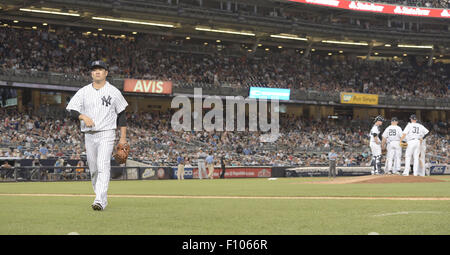 Masahiro Tanaka (Yankees), 21. August 2015 - MLB: Masahiro Tanaka von der New York Yankees geht zurück auf die Trainerbank nach gezogen von Manager Joe Girardi #28 im siebten Inning während der Major League Baseball Spiel gegen die Cleveland Indians im Yankee Stadium in der Bronx, New York, Vereinigte Staaten von Amerika. (Foto: AFLO) Stockfoto