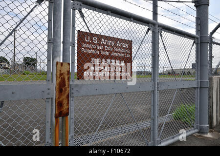 Sagamihara, Japan. 24. August 2015. US Armee Sagami General Depot sieht in Sagamihara, rund 40 Kilometer südwestlich von Tokio, am 24. August 2015. Mehrere Explosionen und ein großes Feuer zerstört ein Lager in der amerikanischen Militärbasis Montag früh, aber es gab keine Berichte über Verletzungen. Bildnachweis: Masahiro Tsurugi/AFLO/Alamy Live-Nachrichten Stockfoto